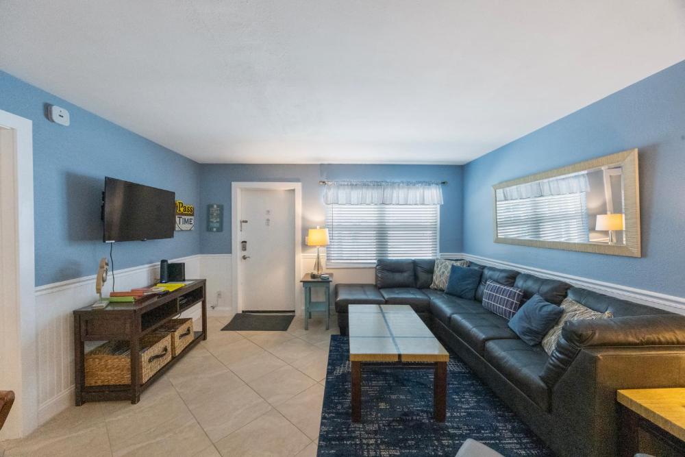 Updated Ground Floor Unit - Steps to Pool Beach